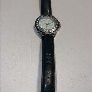 ♦️ Elegant Black Leather Strap Watch with Silver‎ Accents